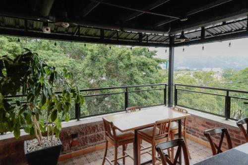 a table and chairs on a balcony with a view at Bunde Haus Hotel EXPRESS BOUTIQUE in Ibagué