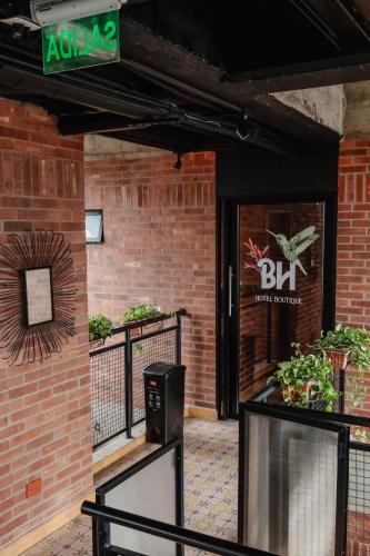 a entrance to a brick building with a sign on it at Bunde Haus Hotel EXPRESS BOUTIQUE in Ibagué