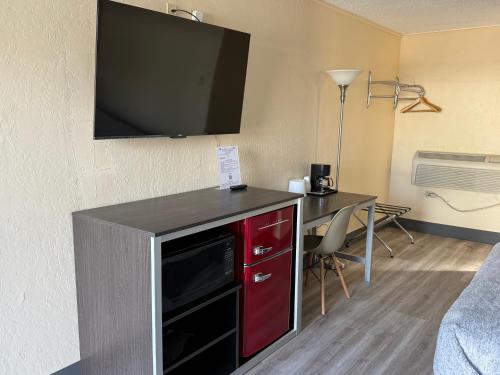 TV a/nebo společenská místnost v ubytování Pine Needles Inn