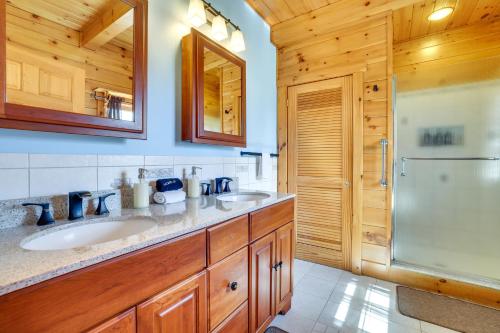 Ένα μπάνιο στο 1 Mi to Lake Henry Peaceful Poconos Cabin!
