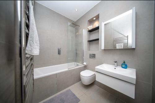 Koupelna v ubytování 1 Bed, Close to Slough Station, 20 min to Heathrow Airport