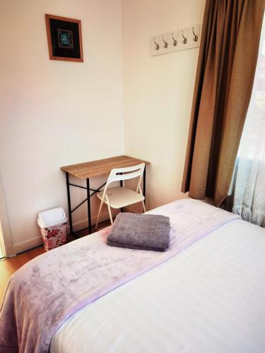 Кровать или кровати в номере Regent Residential House