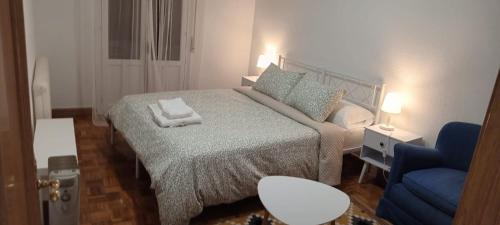 a bedroom with a bed with two towels on it at La consulta de Paloma, Plaza encanto historico in Riaza