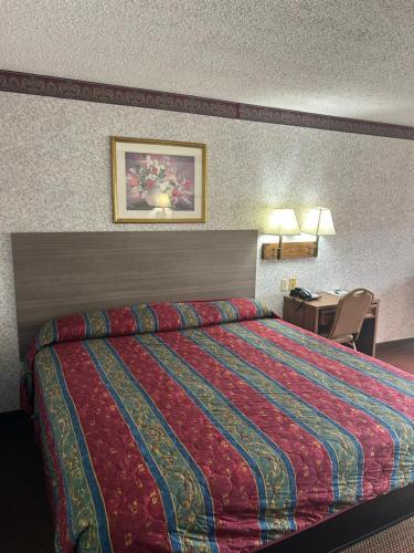 Postel nebo postele na pokoji v ubytování Heritage Inn