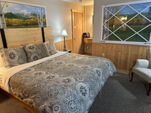 Postel nebo postele na pokoji v ubytování Chewuch Inn & Cabins