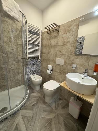 a bathroom with a sink and a toilet and a shower at LUXOR ECO ROMA CASA E APPARTAMENTO PER VACANZE IN CENTRO Piazza Bologna, Colosseo, Piazza di Spagna, Vaticano, San Pietro, Sapienza, Fontana di Trevi, Piazza Navona, Trastevere, Tiburtina, Termini, Aeroporto in Rome