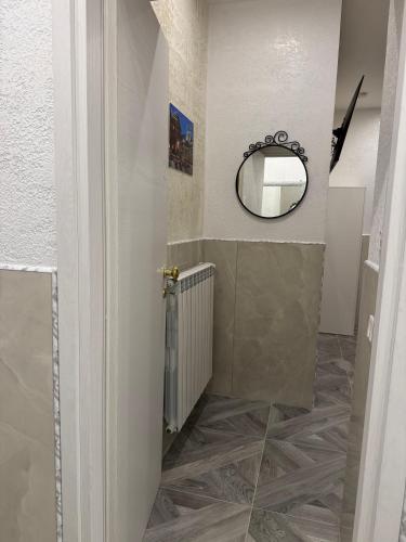 a bathroom with a mirror and a tile floor at LUXOR ECO ROMA CASA E APPARTAMENTO PER VACANZE IN CENTRO Piazza Bologna, Colosseo, Piazza di Spagna, Vaticano, San Pietro, Sapienza, Fontana di Trevi, Piazza Navona, Trastevere, Tiburtina, Termini, Aeroporto in Rome