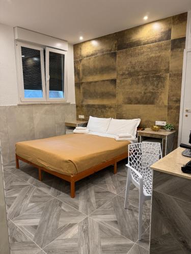 a bedroom with a bed and a chair at LUXOR ECO ROMA CASA E APPARTAMENTO PER VACANZE IN CENTRO Piazza Bologna, Colosseo, Piazza di Spagna, Vaticano, San Pietro, Sapienza, Fontana di Trevi, Piazza Navona, Trastevere, Tiburtina, Termini, Aeroporto in Rome