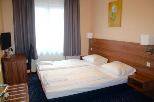 漢堡的住宿－ITM Hotel an der Bille，酒店客房设有两张床和窗户。