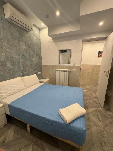 a bedroom with a blue bed in a room at LUXOR ECO ROMA CASA E APPARTAMENTO PER VACANZE IN CENTRO Piazza Bologna, Colosseo, Piazza di Spagna, Vaticano, San Pietro, Sapienza, Fontana di Trevi, Piazza Navona, Trastevere, Tiburtina, Termini, Aeroporto in Rome
