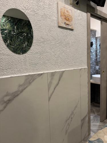 a bathroom with a mirror on the wall at LUXOR ECO ROMA CASA E APPARTAMENTO PER VACANZE IN CENTRO Piazza Bologna, Colosseo, Piazza di Spagna, Vaticano, San Pietro, Sapienza, Fontana di Trevi, Piazza Navona, Trastevere, Tiburtina, Termini, Aeroporto in Rome