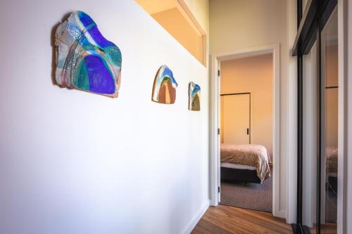 a room with three stained glass pieces on the wall at Ngaa Manu Guest House Tamahere Hamilton in Rukuhia