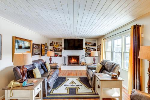 ein Wohnzimmer mit Couch und Kamin in der Unterkunft Dtwn Boone Home Walk to Appalachian State Campus! in Boone