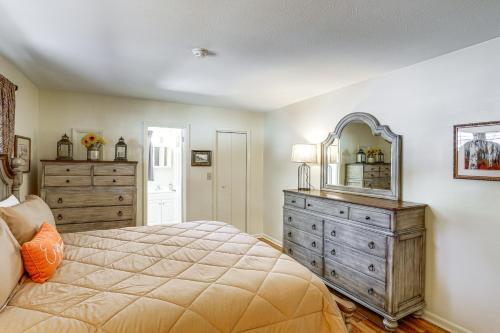 Ein Bett oder Betten in einem Zimmer der Unterkunft Dtwn Boone Home Walk to Appalachian State Campus!