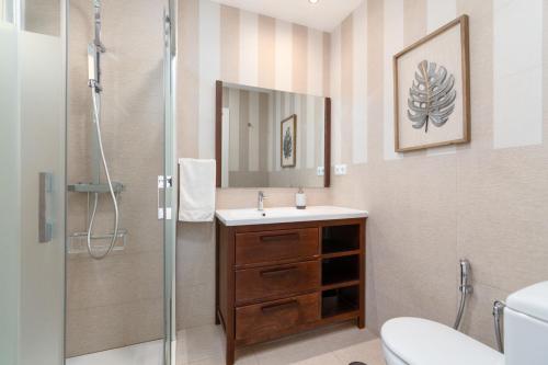 een badkamer met een wastafel en een douche bij Marea Living Marbella in Marbella
