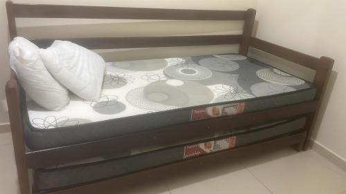 イタニャエンにあるcasa 3, espaço inteiroの小さなベッド(枕2つ付)