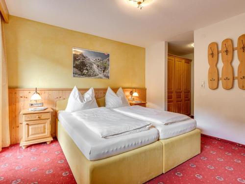 a bedroom with a large bed in a room at Bergjuwel Typ 2 in Fügen