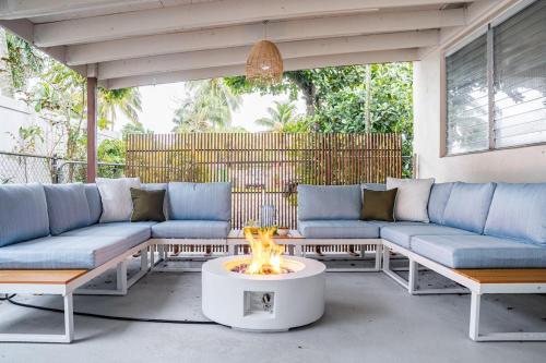 Χώρος καθιστικού στο Central 3BD wPool and Covered Patio 10 min to FLL
