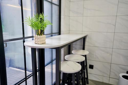Φωτογραφία από το άλμπουμ του Duplex Garden Villa with Private Courtyard Jing'an Villa Near Metro Downtown Shanghai σε Σαγκάη