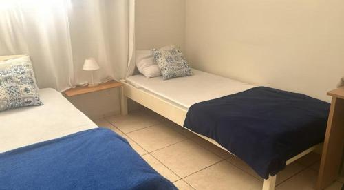 フランカにあるApartamento Gold Confortの小さなベッドルーム(ベッド2台、窓付)