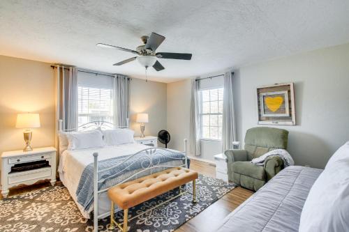 una camera con letto, ventilatore e sedia di Pet-Friendly Home with Porch Near Chickasha! a Ninnekah