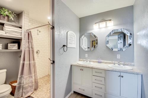 un bagno con due lavandini e una doccia di Pet-Friendly Home with Porch Near Chickasha! a Ninnekah