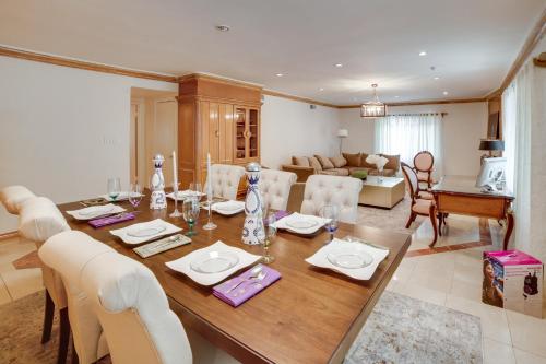 Posezení v ubytování Private Pool and Patio Luxe Encino Family Getaway
