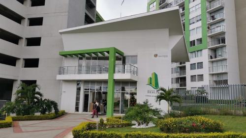 a building with a green pole in front of it at Hermoso y amplio apartamento cerca del parque deportivo in Ibagué