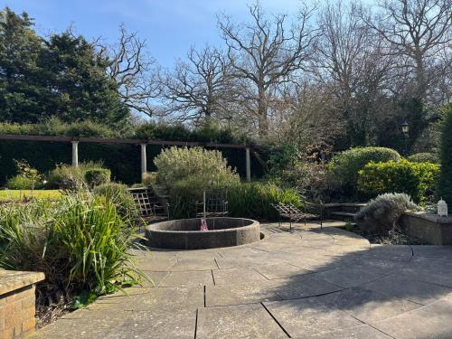 a garden with a fountain in the middle of a patio at The Bishop in London