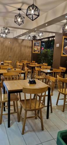 Ein Restaurant oder anderes Speiselokal in der Unterkunft Hotel RUTA365 