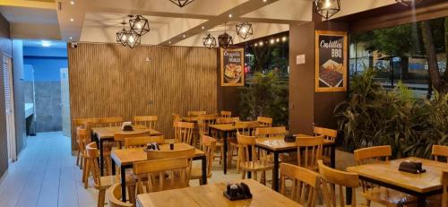 Ein Restaurant oder anderes Speiselokal in der Unterkunft Hotel RUTA365 
