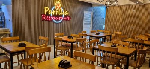 Ein Restaurant oder anderes Speiselokal in der Unterkunft Hotel RUTA365 
