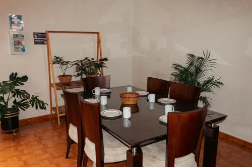 una sala da pranzo con tavolo e sedie neri di Hotel Casa Encanto Jardín a Jardin