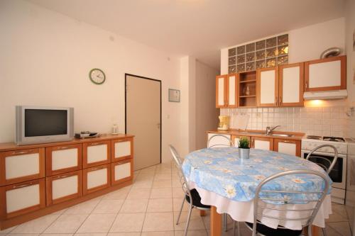 Apartments with parking space Baska, Krk - 24184