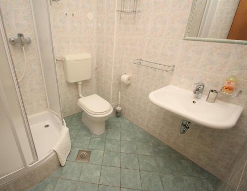 Apartments with parking space Baska, Krk - 24184