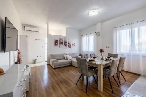 Apartments with parking space Kastel Kambelovac, Kastela - 24198
