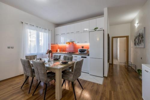 Apartments with parking space Kastel Kambelovac, Kastela - 24198