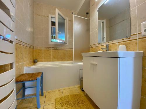 une salle de bain avec un lavabo, une baignoire et des toilettes dans l'établissement Maison traditionnelle avec jardin et activités, au calme près de la mer - FR-1-306-1220, à Pornichet