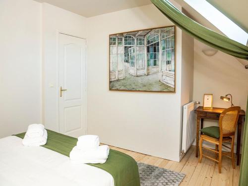 ein Schlafzimmer mit zwei Betten und einem Schreibtisch und einem Fenster in der Unterkunft Charmante maison berrichonne avec terrasse et WIFI proche Châteauroux - FR-1-591-710 in Déols