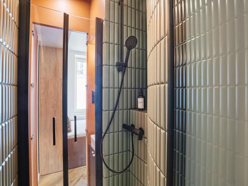 - une douche dans une chambre dotée d'une paroi en verre dans l'établissement Superb studio Tour Eiffel Champ de Mars, à Paris