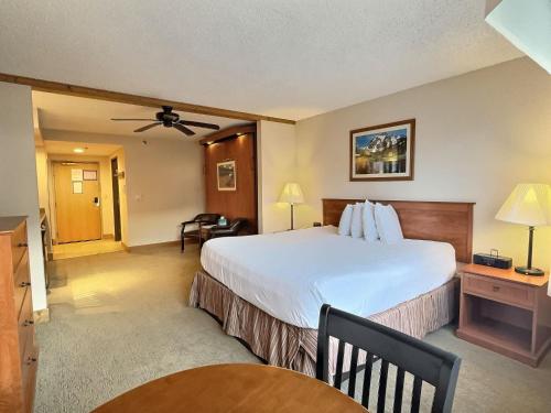 Postel nebo postele na pokoji v ubytování Studio Perfect Location 320 with Pool and Hot Tub