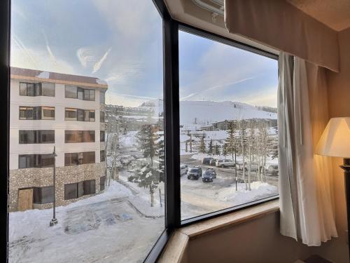 Nespecifikovaný výhled na hory nebo výhled na hory při pohledu z prázdninového domu