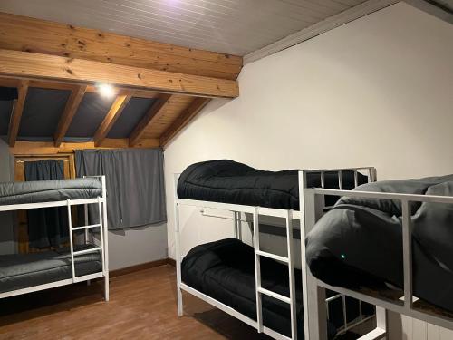 Ein Bett oder Betten in einem Zimmer der Unterkunft Hostel Bucalemu