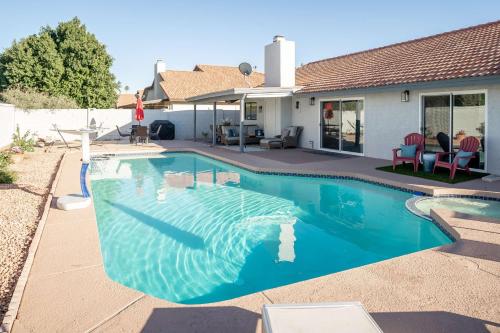 une piscine devant une maison dans l'établissement Fairbrook Home - Chic Design Saltwater Pool with Hot Tub, à Mesa