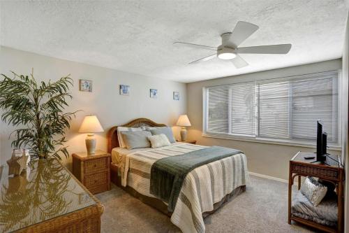 Un dormitorio con una cama y un ventilador de techo. en Close To Beach! 3 Bedroom 2 Bath, en Englewood