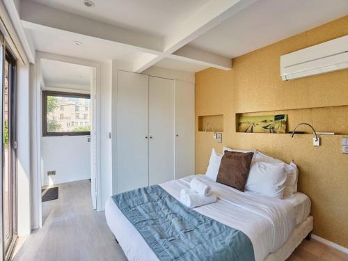 une chambre avec un grand lit dans une pièce dans l'établissement Amazing Penthousse Foch Arc de Triomphe Trocadero, à Paris