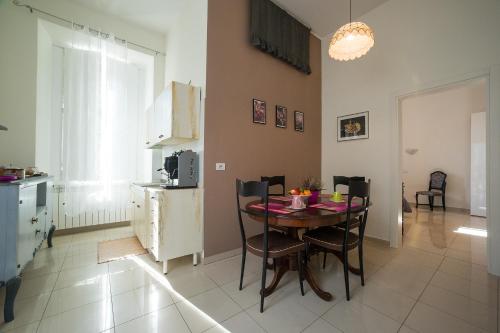 cocina y comedor con mesa y sillas en Flora Rooms, en Campobasso