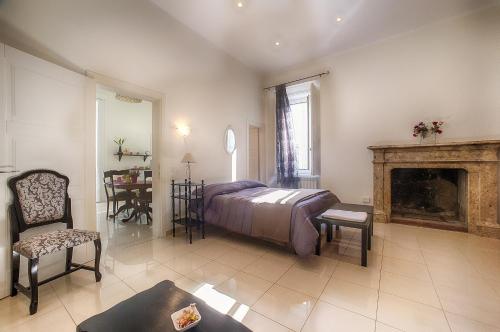 1 dormitorio con 1 cama y chimenea en Flora Rooms, en Campobasso