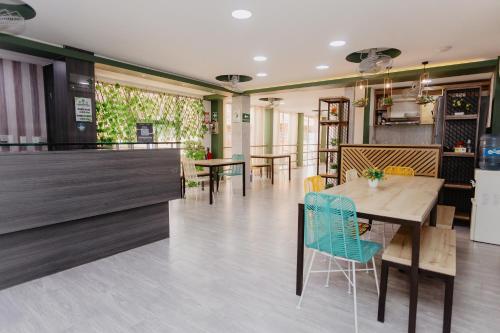 a dining room with a table and chairs at Hotel Plataneras Caney in Turbo