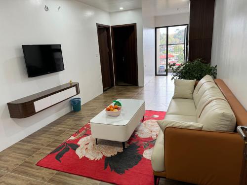 Una sala de estar con un sofá y una mesa de café. en Anh Quân Home, en Lạng Sơn
